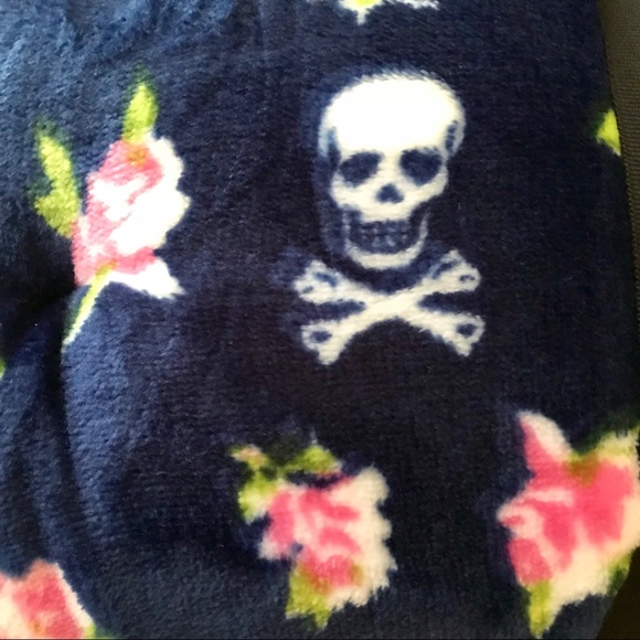 Betsey Johnson Navy Skull Pink Flower King Blanket - Picture 4 of 8